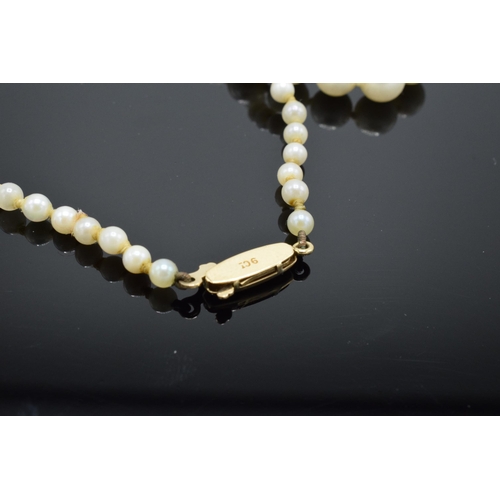 423 - A single-string pearl necklace with a 9ct gold clasp. Approx 52cm long.