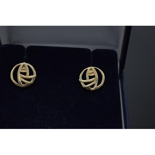 425 - A pair of 9ct gold earrings in the Rennie Mackintosh style. 2.1 grams.