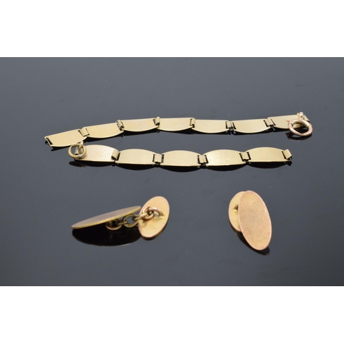 441 - A collection of 9ct gold to include a pair of cufflinks and a bracelet (af). 16.0 grams.