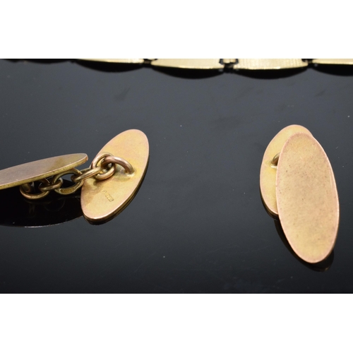 441 - A collection of 9ct gold to include a pair of cufflinks and a bracelet (af). 16.0 grams.