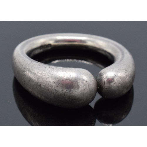 454 - A hallmarked silver ring in unusual design, believed to be called 'Kilkenny'. 10.0 grams.