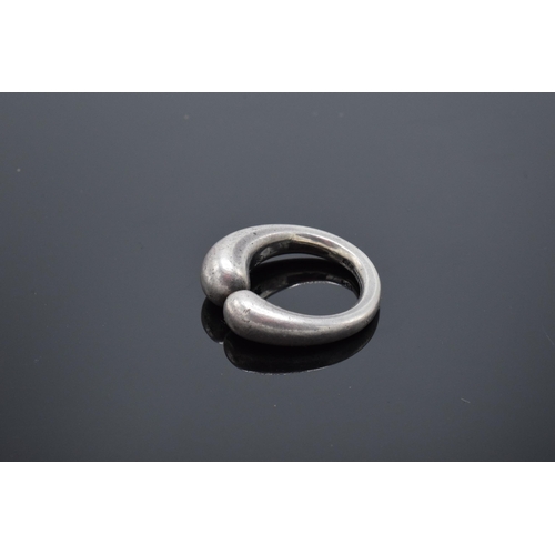 454 - A hallmarked silver ring in unusual design, believed to be called 'Kilkenny'. 10.0 grams.