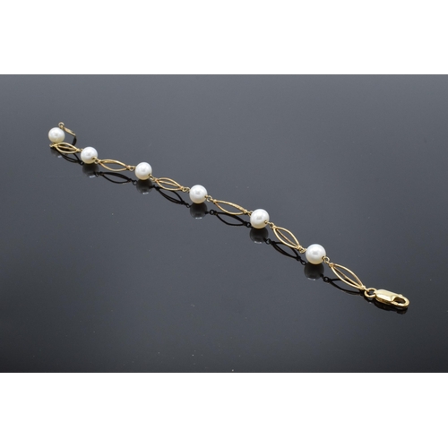 470 - 9ct gold bracelet with faux pearls. Gross weight 5.5 grams. 18cm long.