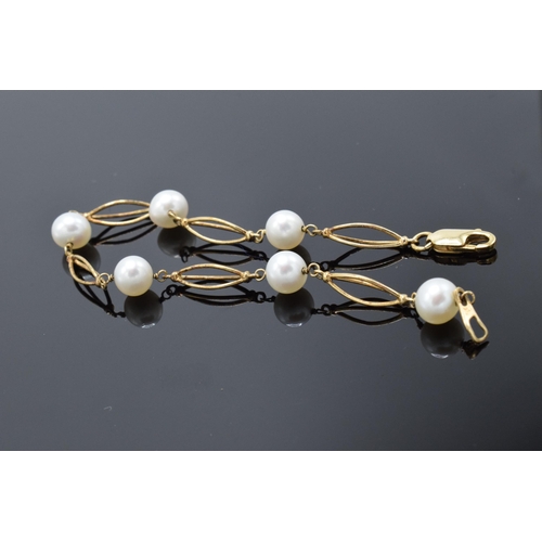 470 - 9ct gold bracelet with faux pearls. Gross weight 5.5 grams. 18cm long.