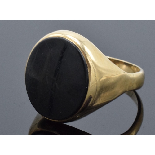 224 - 9ct gold signet ring set with onyx or similar. 5.0 grams. UK size T/U.