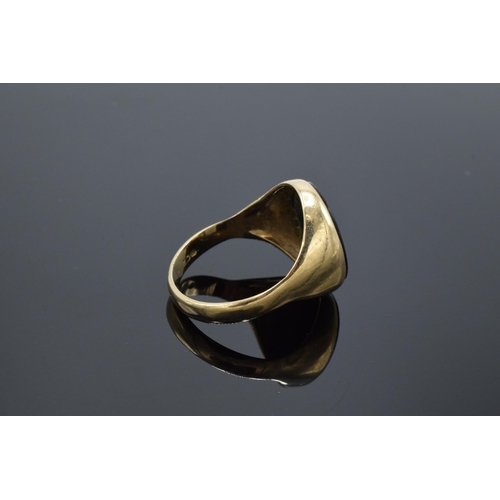 224 - 9ct gold signet ring set with onyx or similar. 5.0 grams. UK size T/U.