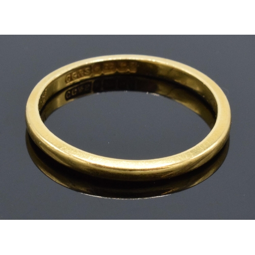 225 - 22ct gold band. 2.7 grams. UK size O/P.