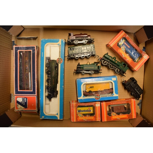 389 - A mixed collection of model railway items to include Hornby 101 engine, 8751 engine, boxed 00 gauge ... 