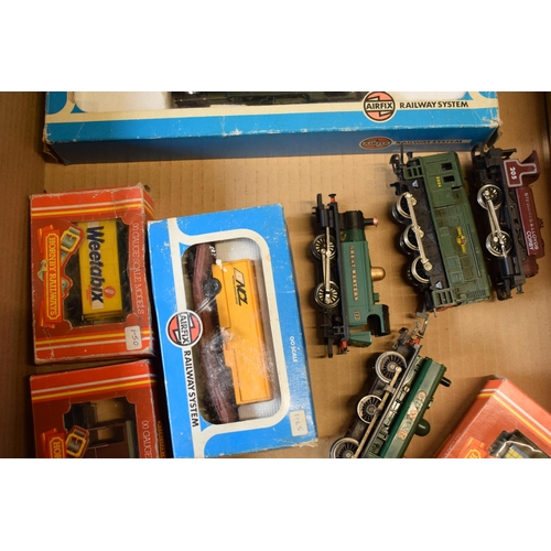 389 - A mixed collection of model railway items to include Hornby 101 engine, 8751 engine, boxed 00 gauge ... 