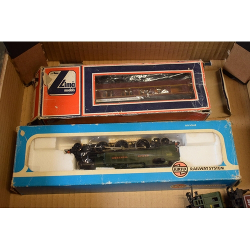 389 - A mixed collection of model railway items to include Hornby 101 engine, 8751 engine, boxed 00 gauge ... 