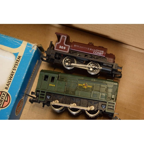 389 - A mixed collection of model railway items to include Hornby 101 engine, 8751 engine, boxed 00 gauge ... 