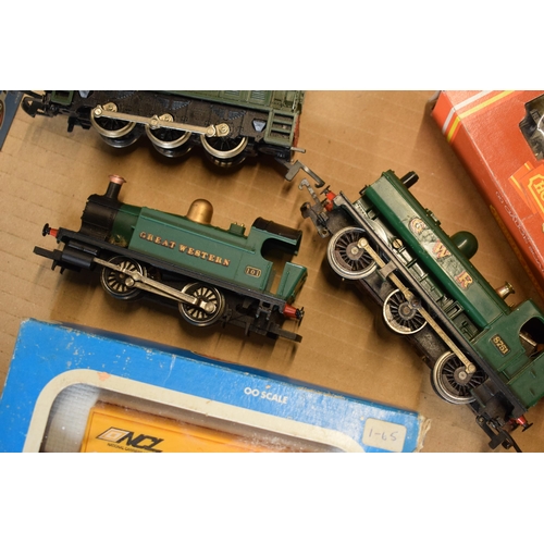 389 - A mixed collection of model railway items to include Hornby 101 engine, 8751 engine, boxed 00 gauge ... 