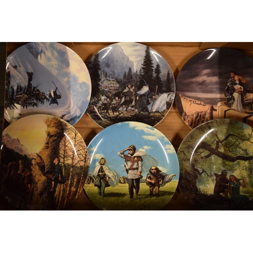 69 - A set of twelve Wedgwood / Danbury Mint Lord of the Rings collectors plates (12). In good condition ... 