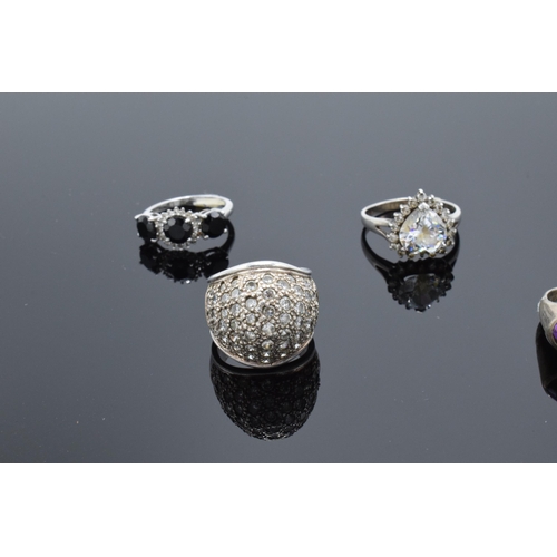 226M - A collection of silver rings (5). 31.8 grams.