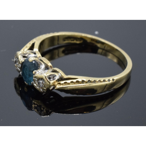 221M - 9ct gold ladies ring set with a light-blue sapphire and 2 diamonds. 2.4 grams. UK size M.