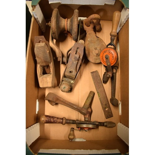 368 - A mixed collection of vintage tools to include Record No.4 plane, pulley wheels etc (Qty).