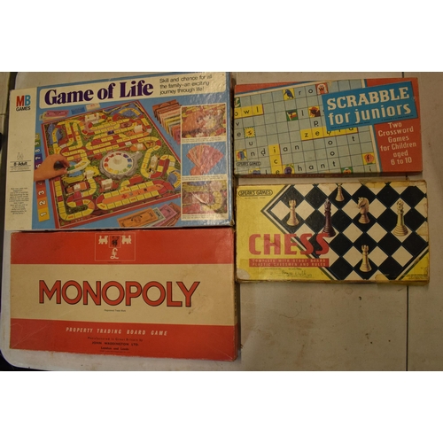 395 - A mixed collection of vintage 20th century board games to include Monopoly, Scrabble for Juniors, Ch... 