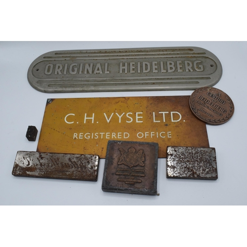 409 - A collection of signs to include a brass example, 'Original Heidelberg' and other printing blocks (Q... 