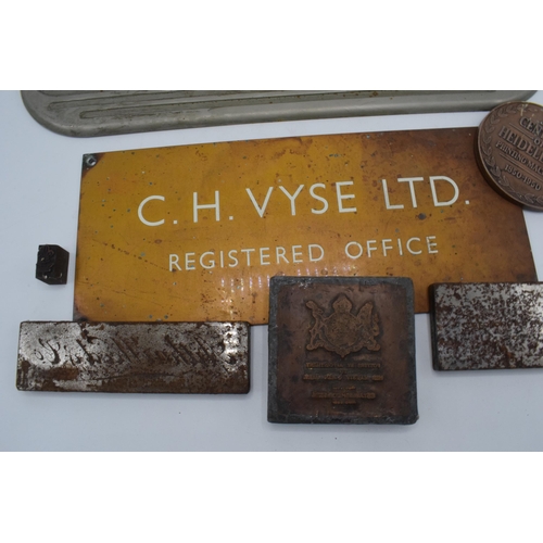 409 - A collection of signs to include a brass example, 'Original Heidelberg' and other printing blocks (Q... 