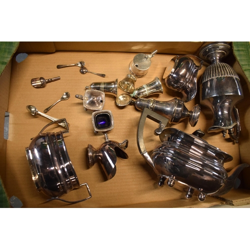 423 - A collection of silver plated items to include a teapot, coffee pot, sugar pot and other items (Qty)... 