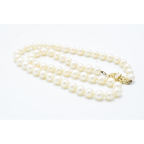 496 - A cased set of single-string cultured pearls with a 9ct gold clasp. Approx 50cm long.