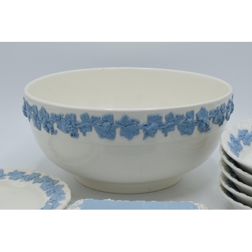 102A - A collection of Wedgwood blue and white Queensware to include large bowl, 5 small dishes, 2 side pla... 