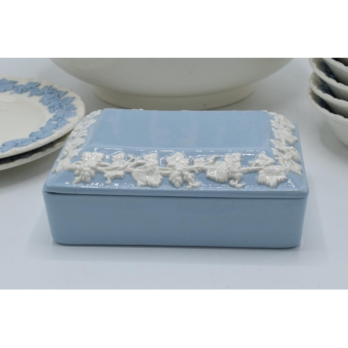 102A - A collection of Wedgwood blue and white Queensware to include large bowl, 5 small dishes, 2 side pla... 