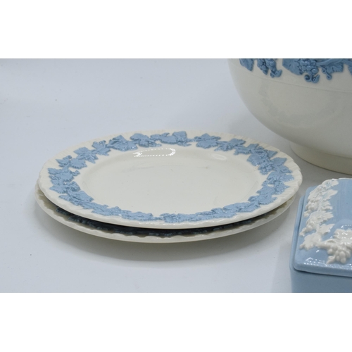 102A - A collection of Wedgwood blue and white Queensware to include large bowl, 5 small dishes, 2 side pla... 