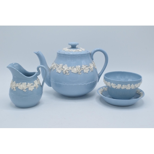 103 - A collection of Wedgwood Queensware to include a teapot, cream jug, sugar bowl and a similar dish (4... 