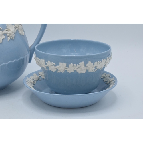 103 - A collection of Wedgwood Queensware to include a teapot, cream jug, sugar bowl and a similar dish (4... 