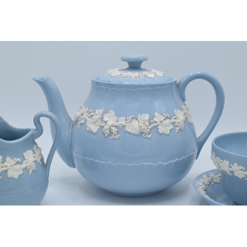 103 - A collection of Wedgwood Queensware to include a teapot, cream jug, sugar bowl and a similar dish (4... 