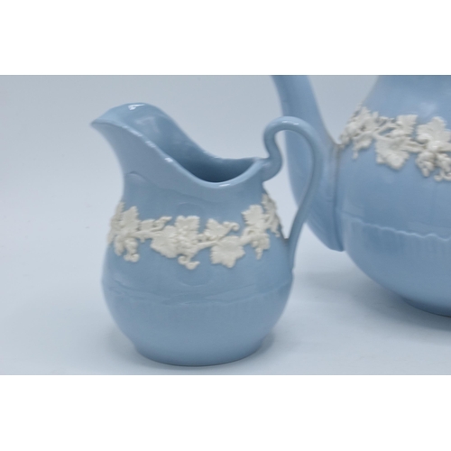 103 - A collection of Wedgwood Queensware to include a teapot, cream jug, sugar bowl and a similar dish (4... 