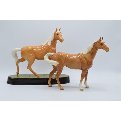 137 - A pair of Beswick palomino horses to include Swishtail 1182 and a similar item on ceramic base (2) (... 