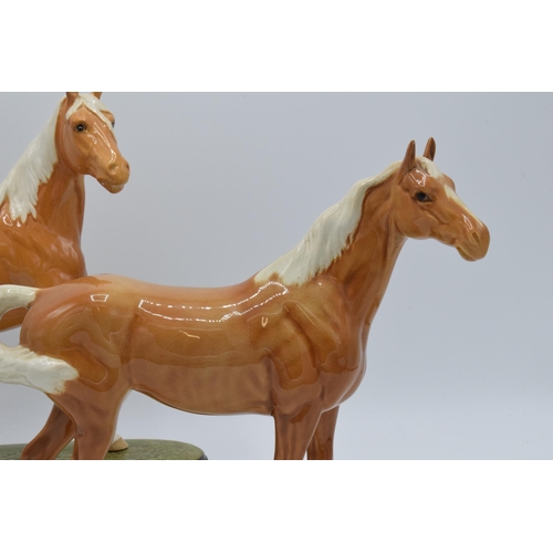 137 - A pair of Beswick palomino horses to include Swishtail 1182 and a similar item on ceramic base (2) (... 