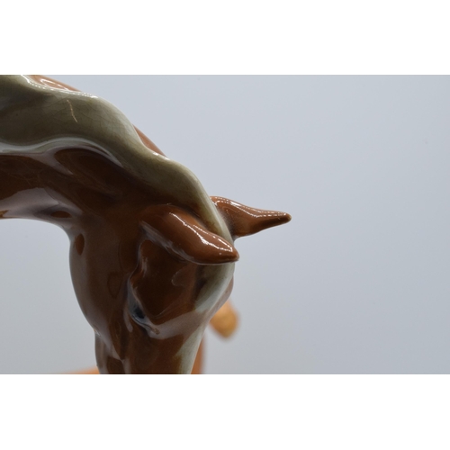 137 - A pair of Beswick palomino horses to include Swishtail 1182 and a similar item on ceramic base (2) (... 