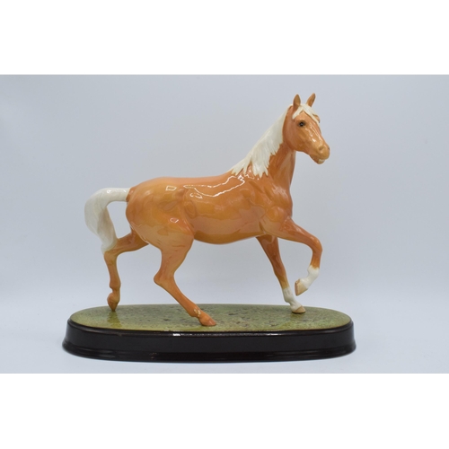 137 - A pair of Beswick palomino horses to include Swishtail 1182 and a similar item on ceramic base (2) (... 