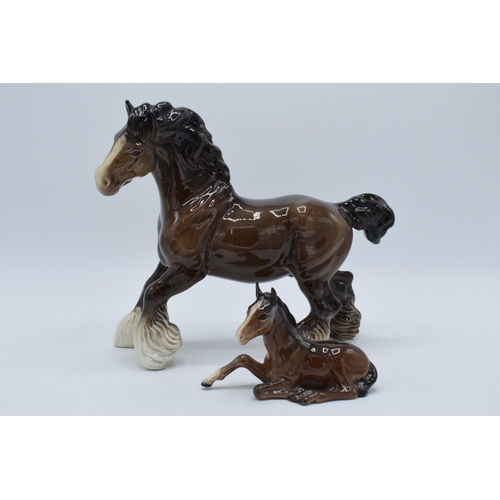 139 - Beswick brown cantering shire horse 975 together with brown lying foal 915 (2).