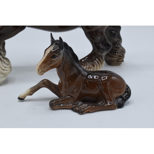 139 - Beswick brown cantering shire horse 975 together with brown lying foal 915 (2).