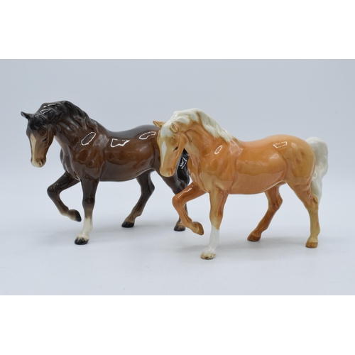 141 - A pair of Beswick stocky jogging mare horses in a brown colourway and a palomino colourway (2).