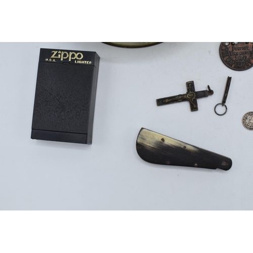 210 - An interesting collection of items to include pen knives,  metal swivel puzzles, lighters, a bone st... 