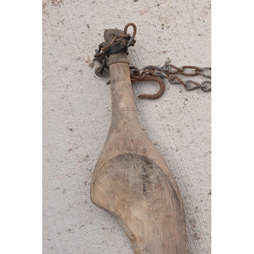 245D - A 19th century wooden farmers yoke with one chain, 87cm long.