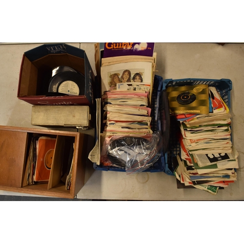 245F - A large collection of vintage 45rpm records of mainly easy listening artists (all untested).