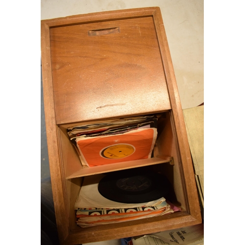 245F - A large collection of vintage 45rpm records of mainly easy listening artists (all untested).