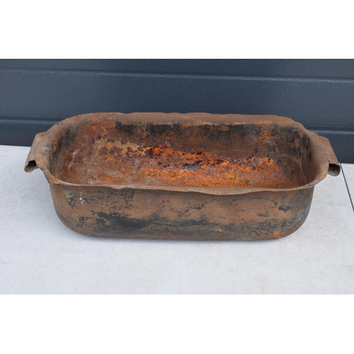 258 - A late 19th century / early 20th crucible / metal pot / bath. Approx 52 x 24 x 15cm tall.