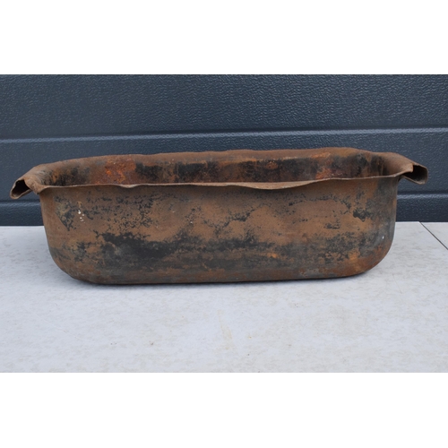 258 - A late 19th century / early 20th crucible / metal pot / bath. Approx 52 x 24 x 15cm tall.