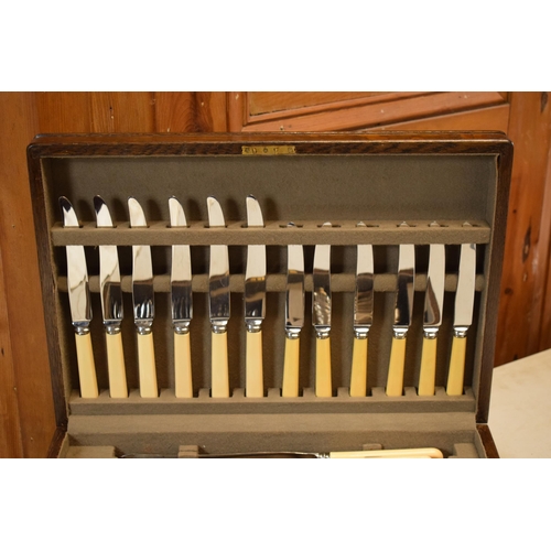 261 - A vintage boxed Mappin and Webb oak cased cutlery canteen (all complete and as new) with dedication ... 