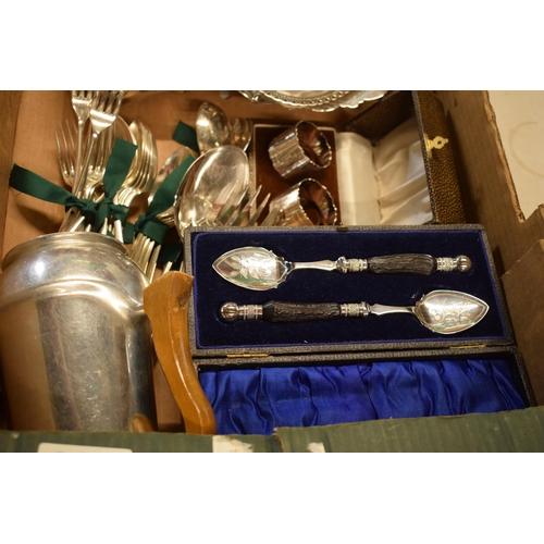 265 - A collection of silver plated items to include cutlery sets, a basket, cream jugs, cutlery and a Piq... 