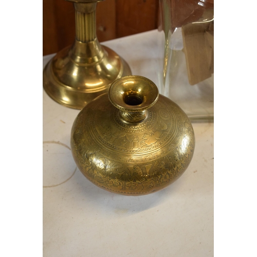 302 - A mixed collection of items to include a vintage hand-propelled butter churn, brass oil lamp and bra... 