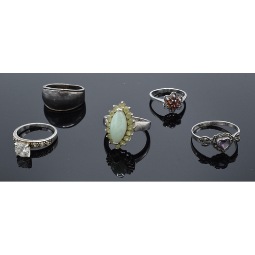 318 - A collection of silver rings of varying styles (5). 19.0 grams.