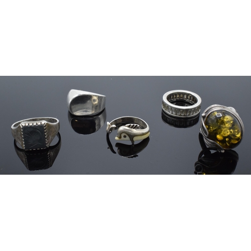 319 - A collection of silver rings of varying styles (5). 26.5 grams.